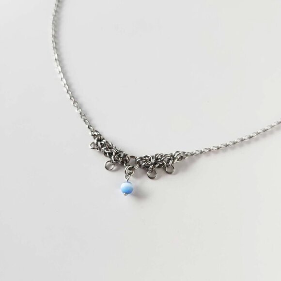 Vintage dainty small pearl and silver necklace with a small silver chain - Picture 4 of 8